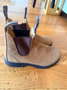 Blundstone Classic Chelsea Boot size 5.5…NEW!!!